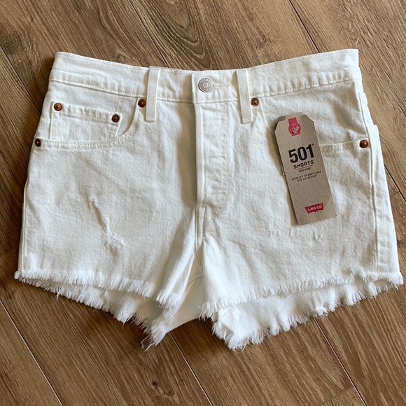 Levi's Pants - NWT white Levi shorts